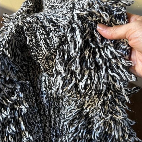 Cache Monochrome Knit Sweater - Picture 4 of 6